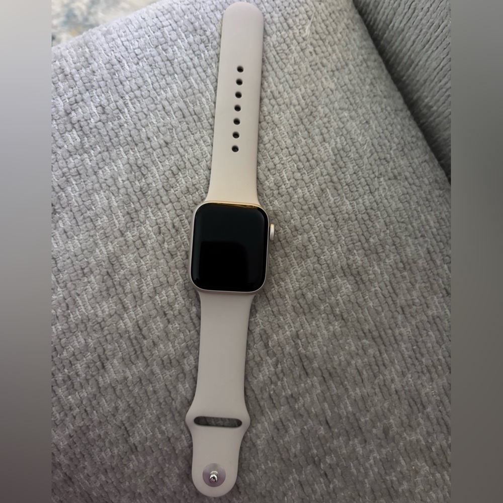 Apple Watch SE 3 [GPS 40mm] Smartwatch with Starlight Aluminum Case & Band